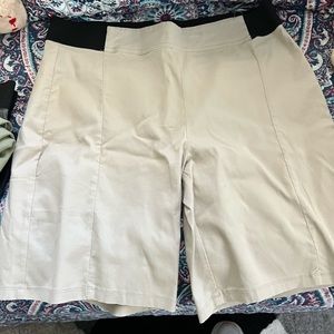 Simply Vera Wang Lot of 3 Tan Navy & Green pull on Bermuda shorts Large